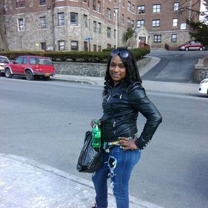 Meet your Posher, Deedee